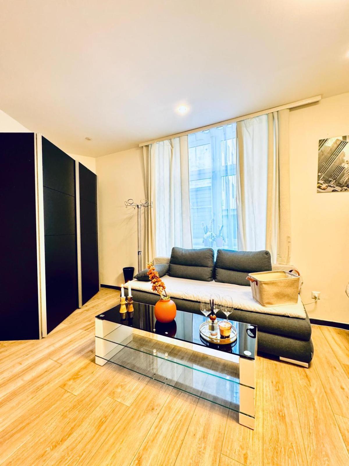 King - 10 Mins Walk From Downtown Apartment