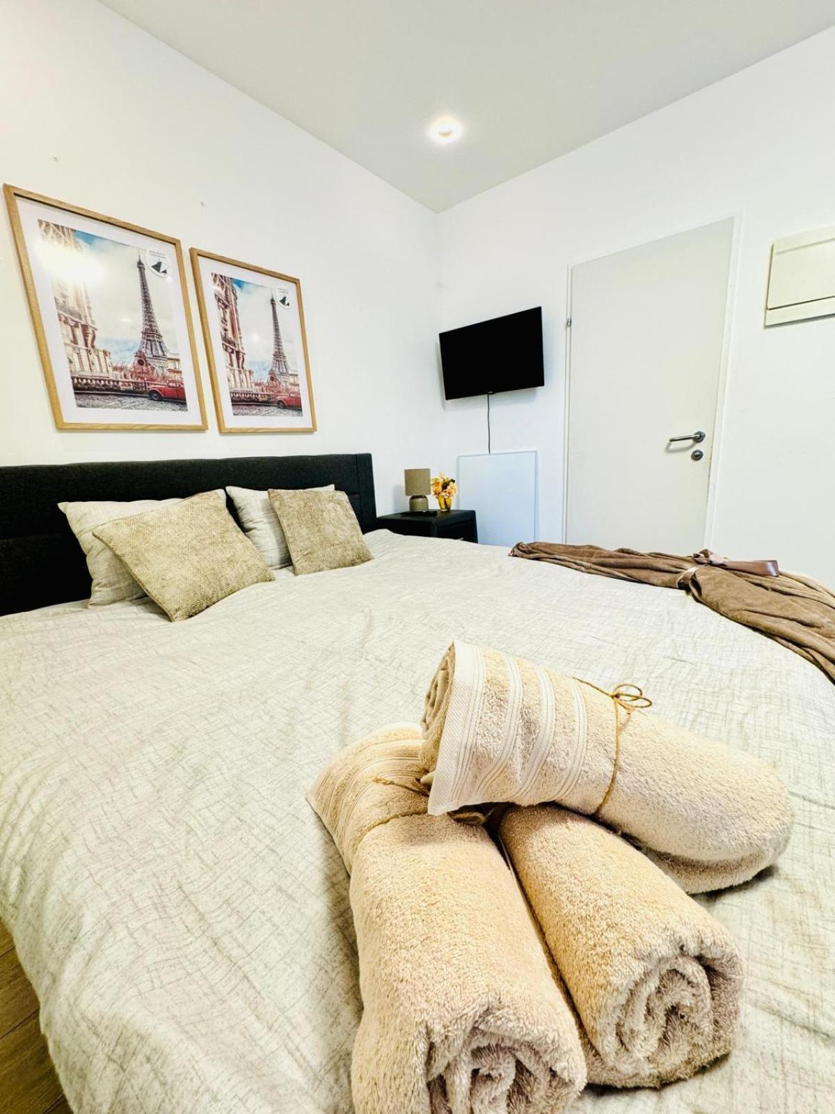 Apartment King - 10 Mins Walk From Downtown *